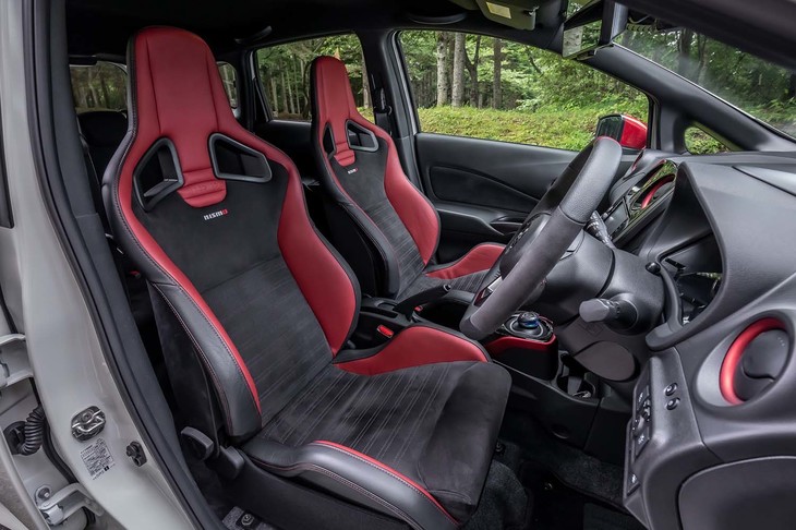 前席用のレカロシート（オプション）。ヘッドレストやサイドサポート部分に、NISMOのイメージカラーであるレッドを採用している。スエード調のシート表皮は見た目だけではなく、体の滑りを防止する役割も担っている。