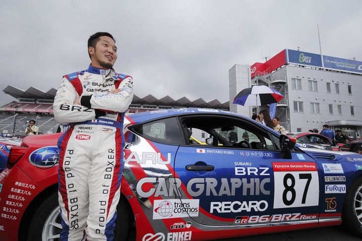 第1ヒートのフィニッシュから約3時間後、パドックで第2ヒートのスタート進行を待つ久保凜太郎選手と#87 CG ROBOT BRZ BS。開幕戦では貴重な1ポイントをチームにもたらし、続くこの第2戦富士ラウンドでは予選6番手から、第1／第2ヒートで連続して5位フィニッシュ。今季、86/BRZ Raceと並行して参戦しているスーパー耐久シリーズでは、トヨタカローラ新茨城が展開するGR Garage水戸インターが立ち上げた「C.S.I Racing」のスポーティングマネジャー兼ドライバーの重責を担う凜太郎選手だが、ST-4クラスで2戦連続の2位入賞を遂げるなど、“プレーイング・マネジャー”としても上々の滑り出しを見せている。