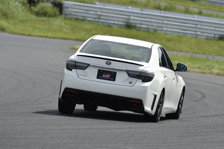 
	「マークX」の“GRスポーツ”には、専用チューンのサスペンションが採用されている。
	