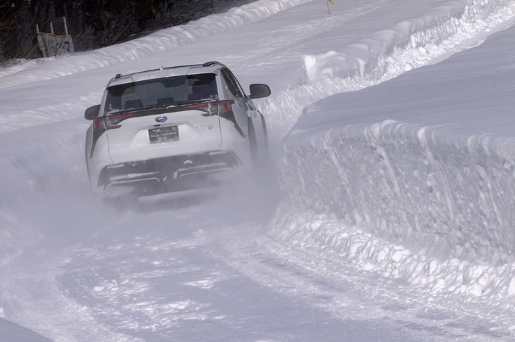 さすがBEVという前後方向のグリップ力を味わえた「ソルテラ」。ただし、スピードを乗せたまま曲がれるわけではないので、その点は注意したい。