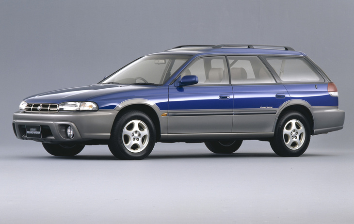 2代目「レガシィ ツーリングワゴン」をベースに開発された「レガシィ グランドワゴン」は、1995年8月に登場。1994年に先行発売された北米では、現在にまで続く「アウトバック」の車名が与えられた。国内モデルは1997年8月に車名が「ランカスター」に変更された。