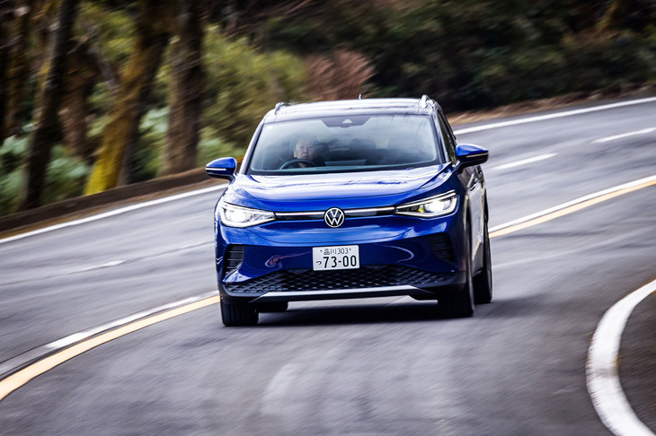 最新モデルでは出足の“もっさり感”が解消され、従来に比べて明らかに動き出しが軽くなった。走りだしたあとも、アクセルペダルを軽く踏み足すだけで、これまで以上に鋭く力強い加速が得られる。