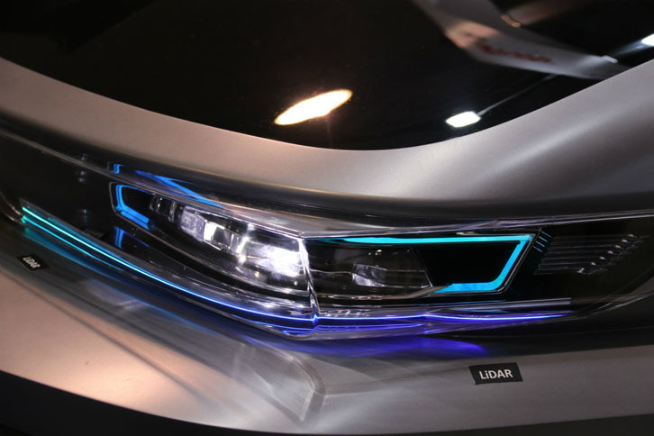 小糸製作所によるLiDAR内蔵ヘッドランプユニット。「クルマのコーナーをぶつけるのが、ますます怖くなるが……？」との質問に対して、担当者は「将来的には、クルマはぶつからなくなる前提ですから」と答えた。ただし、飛び石はいかんともしがたい。このヘッドランプユニットは、ポリカーボネートのカバーで覆われている。