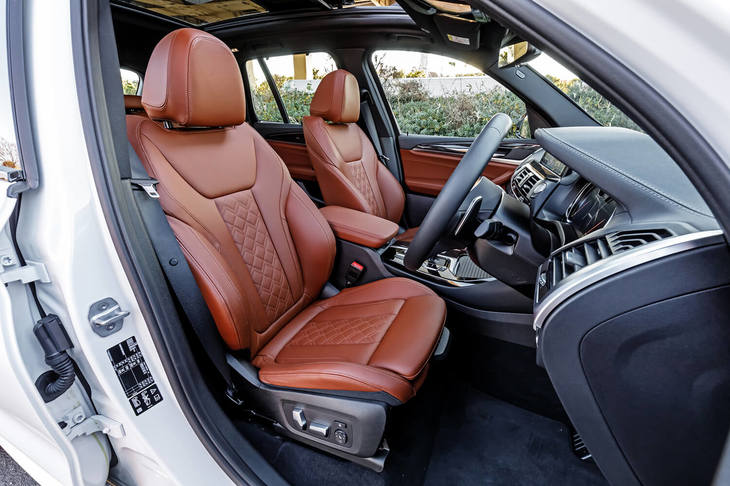 試乗車は質感の高いシート表皮である「BMW Individualエクステンド・レザー・メリノ タルトゥーフォ」をオプションで選択していた。