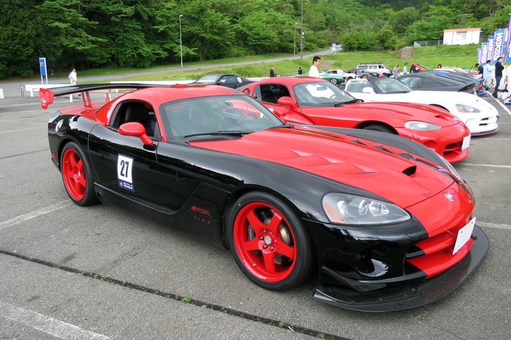 こちらの赤と黒の鮮やかな2代目は「ACR」という特殊なグレード。詳しい人ならご存じだろうが、ニュルブルクリンク北コースでタイムを出すために用意された、特殊で貴重なモデルだ。