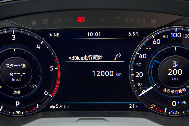 尿素水溶液「AdBlue（アドブルー）」の残量（走行可能距離）は、メーターパネル内で確認できる。