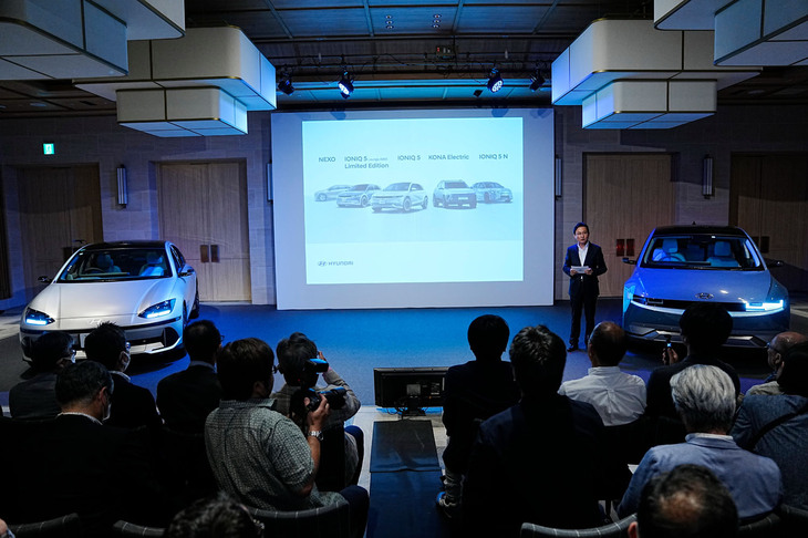 ヒョンデ モビリティ ジャパンの代表取締役社長チョ・ウォンサン氏が行ったプレゼンテーションの様子。