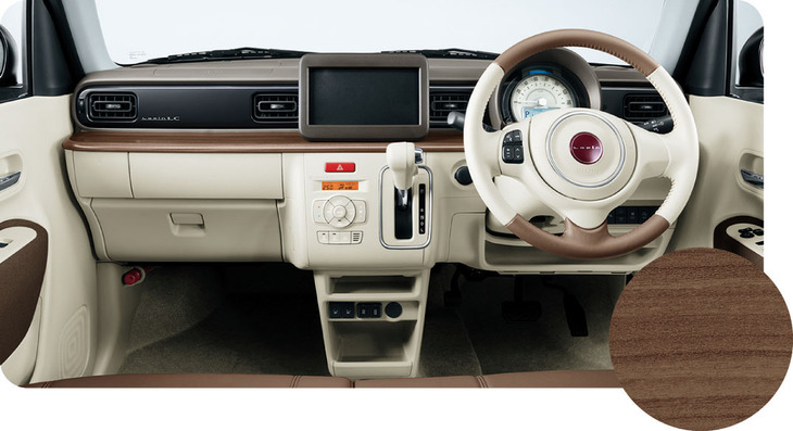 本革ステアリングホイールはホワイト×ブラウンのカラーリングだ。