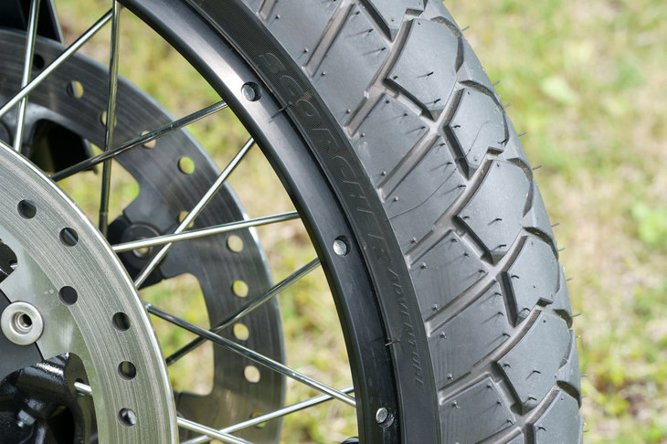 タイヤサイズは前が120/70R19 60V、後ろが170/60R17 72V。「HARLEY-DAVIDSON」のロゴが入った「ミシュラン・スコーチャーアドベンチャー」が採用される。