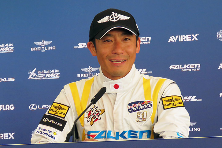 記者会見での室屋選手の様子。ソンカ選手との接戦を制しての優勝について「0.1秒差（での勝利）は、“ファンブースト”で成し遂げたんじゃないかと思っています」とファンに対する感謝を述べた。