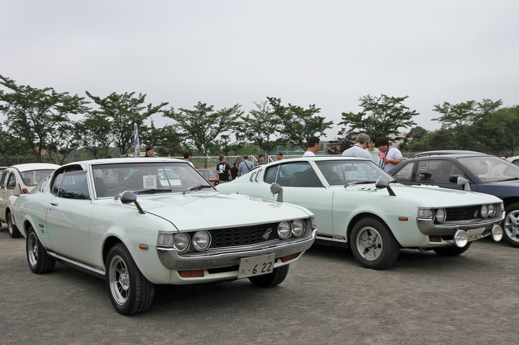 2台並んだ1975年「トヨタ・セリカ リフトバック2000GT」。1970年に誕生した初代セリカ（通称ダルマことノッチバッククーペ）に、73年に追加設定されたテールゲートを持つリフトバックのトップグレード。アルミホイールは左が「ハヤシ・ストリート」で、右が「アドバン・ディッシュ」。