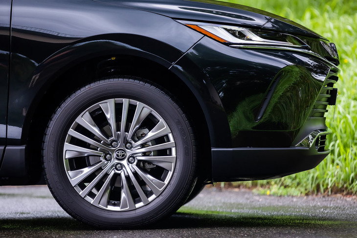 「ハリアー ハイブリッドZ“レザーパッケージ”」のホイールは19インチの高輝度シルバー塗装タイプで、今回の試乗車は225/55R19サイズの「トーヨー・プロクセスR46A」タイヤを組み合わせていた。