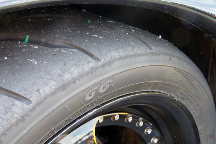 パイロンコースを数本走ると、タイヤのフチはこんな感じに。熱が入っていい感じになってきたのか。本数を経ると、いつも以上に路面にミチっと引っ付いて感じられた。