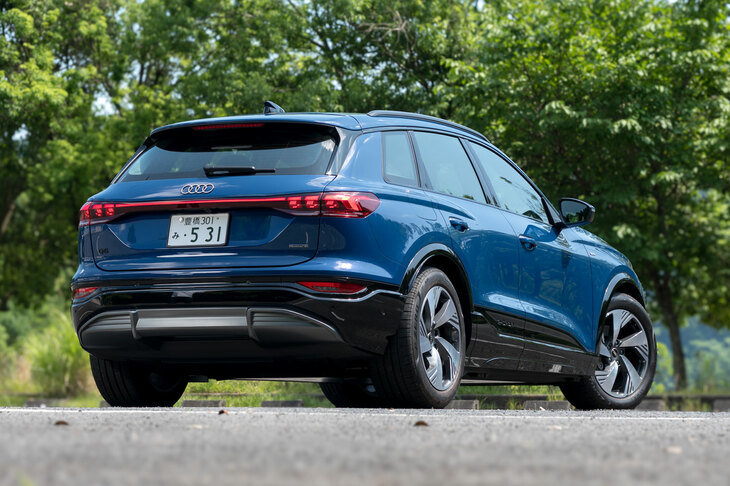 2024年3月の発表より約1年を経て、日本導入がアナウンスされた「アウディQ6 e-tron」。アウディがポルシェと共同開発したBEV専用プラットフォームをベースとした、クロスオーバーSUVだ。