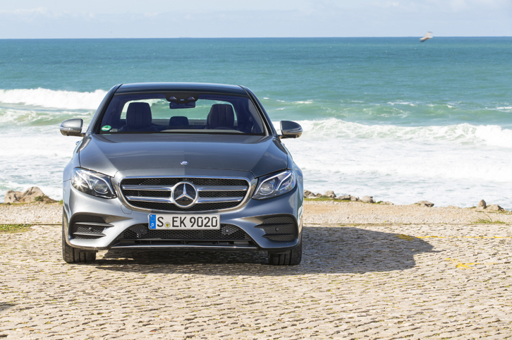 
	「S」でも「C」でもなく「Eクラス」。デザインはほかの2モデルと共通性を持たせながらも、最新装備で進化しての登場。（photo：メルセデス・ベンツ）
	