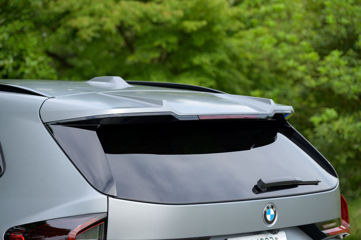 内外装の各所がMモデルならではの意匠でコーディネートされた「X1 M35i xDrive」。上側に清流板が張り出た「Mリアスポイラー」も、同車専用の装備となる。