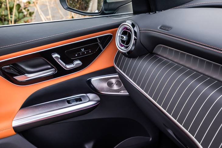 オプションの「AMGレザーエクスクルーシブパッケージ」が選択された試乗車には、マットブラックのウッドにオープンポア仕上げを施し、アクセントとして垂直方向にアルミニウムのラインを入れたウッドインテリアトリムが備わっていた。