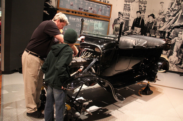 同館の「T型」の組み立て体験コーナー。