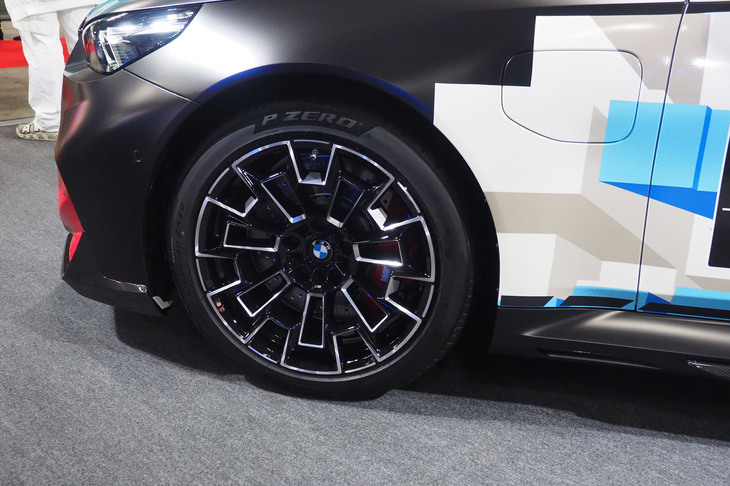 BMW M5 M xDriveツーリング（2026年BMW＆MINI Racing先導モデル）