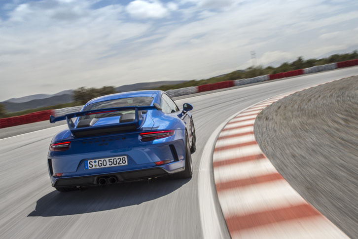 リアホイールハウスは「911カレラ」と比べて44mm拡大されている。ボディーのワイドさが際立つ。