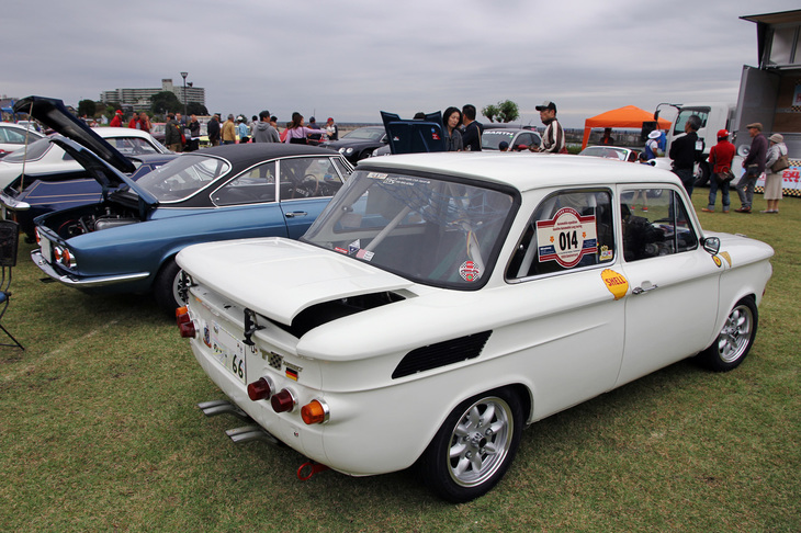 1967年「NSUプリンツ1000TTS」（手前）と1971年「シムカ1200Sクーペ」（奥）。今はなき独仏のメイクの、リアエンジンのハイパフォーマンスモデル。