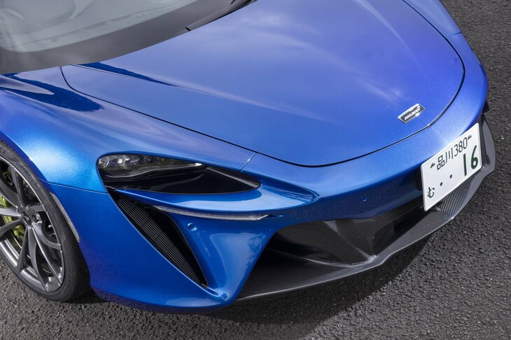 上屋の部分はカーボンとスーパーフォームドアルミニウムで形成。「機能のためのフォルム」に従ってデザインされている。