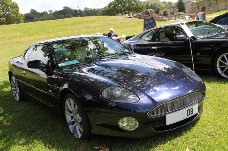 やはりアストンのナンバーには「DB」を入れたくなる気持ちはわかる。2012年ビューリーで。