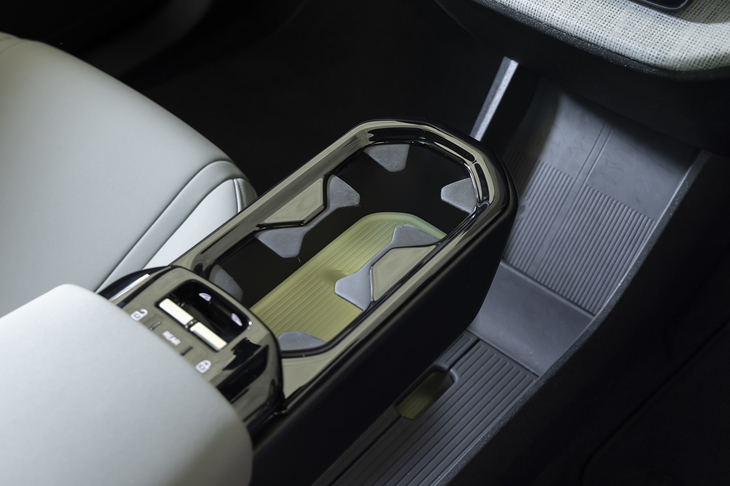 ウィンドウオープナーはセンターアームレストの前端にある。カップホルダーはアームレスト内に格納されており、押し込むと飛び出してくる仕掛けだ。