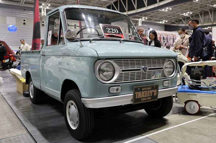 タキーズが出展した、きれいに仕上げられた1965年「スズライト・キャリイ」。セミキャブオーバー型だった2代目キャリイである。新車価格は30万円前後だったが、現在は220万円。