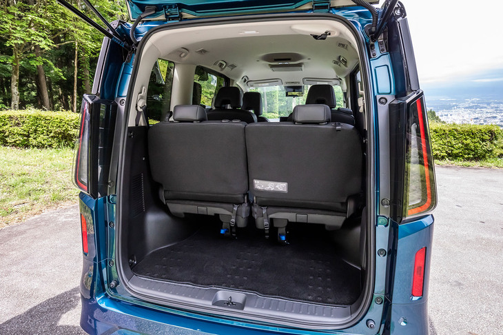 荷室容量は、3列目シートを最後端にスライドさせると212リッター（写真）、最前端にスライドさせると283リッターに拡大できる。9.5インチのゴルフバッグを立てたまま4つ積める。荷室床下には容量の大きなラゲッジアンダーボックスが全車に備わっている。