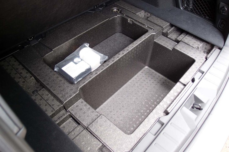 スバル・レガシィ アウトバック リミテッドEX（ラゲッジスペース床下）