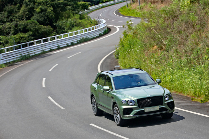 足まわりには、減衰特性や車高の調整機能を持つエアサスペンションを装備。電動アクチュエーターによってコーナリング時のロールを抑える「BENTLEYダイナミックライド」も用意される。