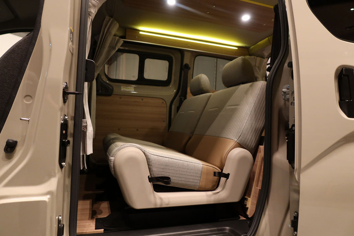 日産NV200バネットMYROOM（2列目の「2 in 1シート」）
