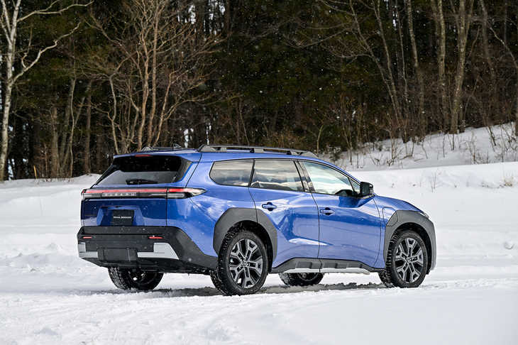 この角度から見ると分かるように、BEV版の「アウトバック」となるべく開発されている。ラダータイプのルーフレールがよく似合っている。