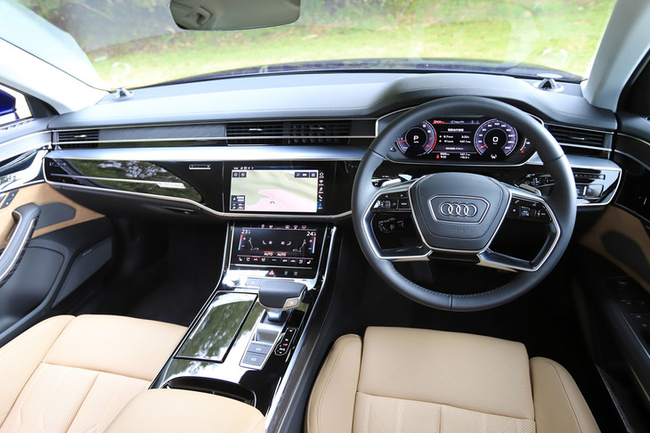 インストゥルメントパネルは、水平基調のデザインが特徴。センターコンソールは運転席側に傾けられている。