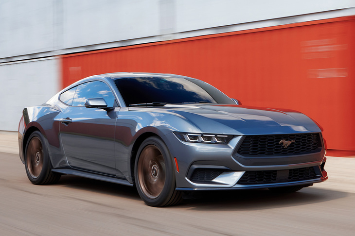 5代目でレトロデザインを取り入れた「マスタング」は、後の世代でもその路線を踏襲。フォードが撤退してしまったので、日本で目にする機会はあまりないが、最新の7代目（2022年-）は写真のような姿となっている。