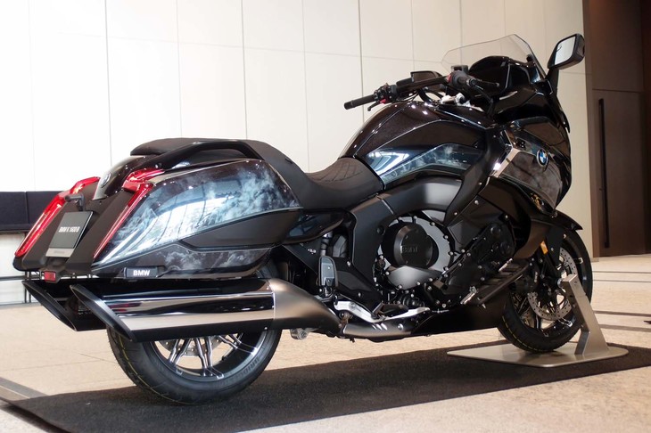 バガースタイルを特徴とする「K1600B」のリアビュー。