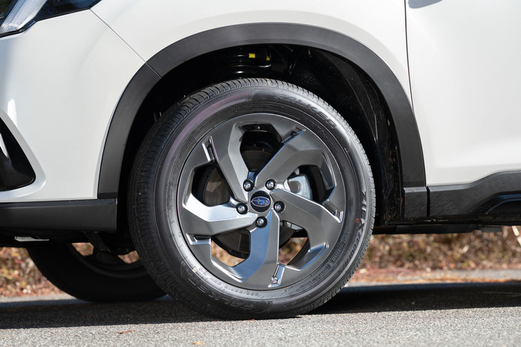 ダンパーを除くと足まわりの仕様は「スポーツ」グレードと共通。スーパーブラックハイラスター塗装のホイールは「STI Sport」専用だが、組み合わされるのは他のグレードと同じオールシーズンタイヤである。