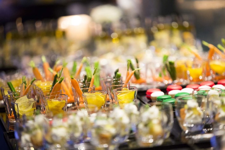 パーティーでは色とりどりの料理が並べられていた。なかでもイタリアの国旗をモチーフにしたマカロンが人気だったとか。