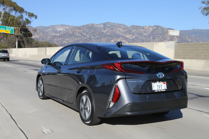 新しいシャシーはパワーに対して余裕綽々（よゆうしゃくしゃく）。「もう少し強い加速力が得られれば」とすら思えてくる。