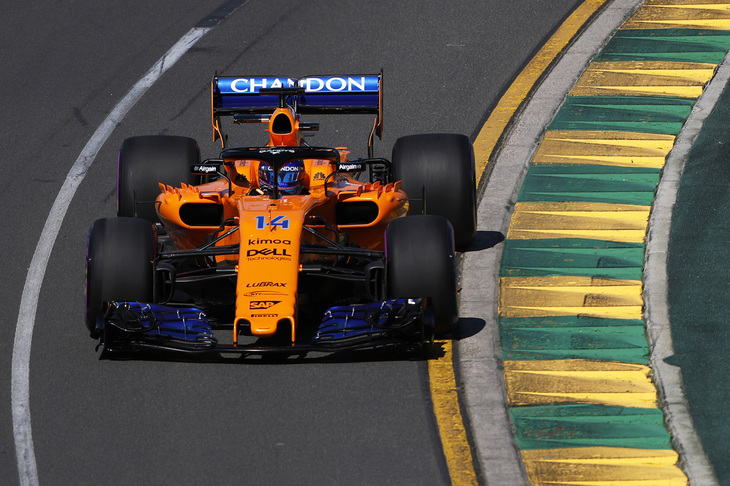 パワーユニットをホンダからルノーにスイッチし、トップチームへの返り咲きを狙うマクラーレン。冬のテストではさまざまなマシントラブルに悩まされたものの、開幕戦で走りだせばまずまずのポテンシャルを見せた。予選ではフェルナンド・アロンソ（写真）11位、ストフェル・バンドールン12位とQ2留まりだったが、ボッタスの降格により2人ともひとつグリッドを上げることに。決勝では、レース巧者のアロンソは5位でゴール、バンドールンも9位で完走しダブル入賞となった。（Photo=McLaren）