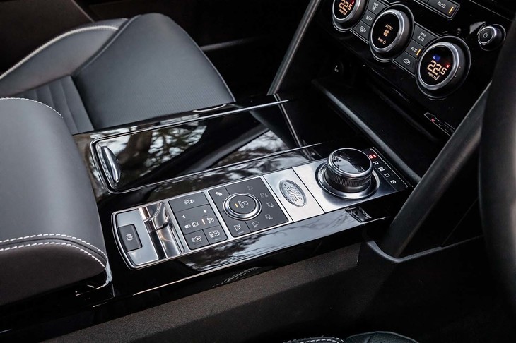 ランドローバー各車で採用されるおなじみのダイヤル式シフトセレクターを「ディスカバリー」でも採用。試乗車はオプションの「テレインレスポンス2」を装備していた。