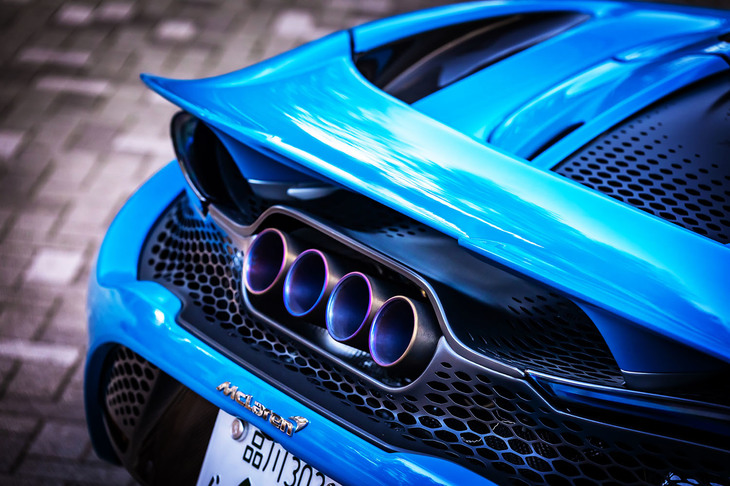 マクラーレンのロードカーに共通する、走行中のエアロダイナミクスに配慮した上方排気システムを採用。「765LTスパイダー」では、4本出しのオールチタン製スポーツエキゾーストシステムが組み込まれている。