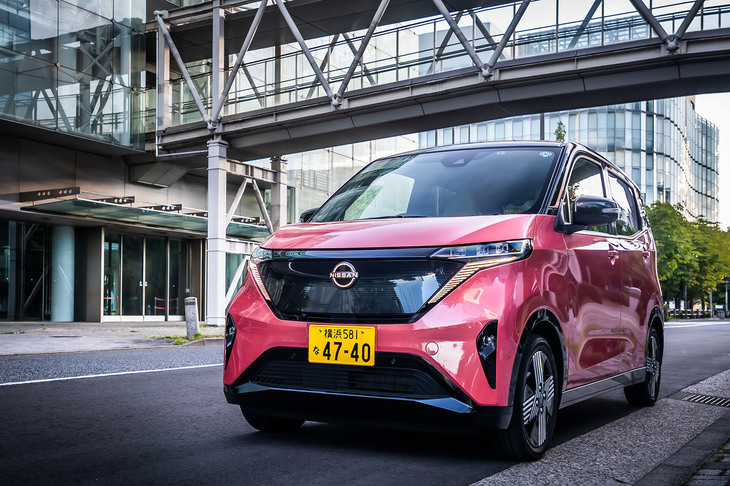 充電のことを考えると、今の日本は「中・大型EVならテスラ一択」といいたくなる状況だ。あるいは、軽規格のEV「日産サクラ」（写真）をセカンドカーとして使うしかないのではないか。