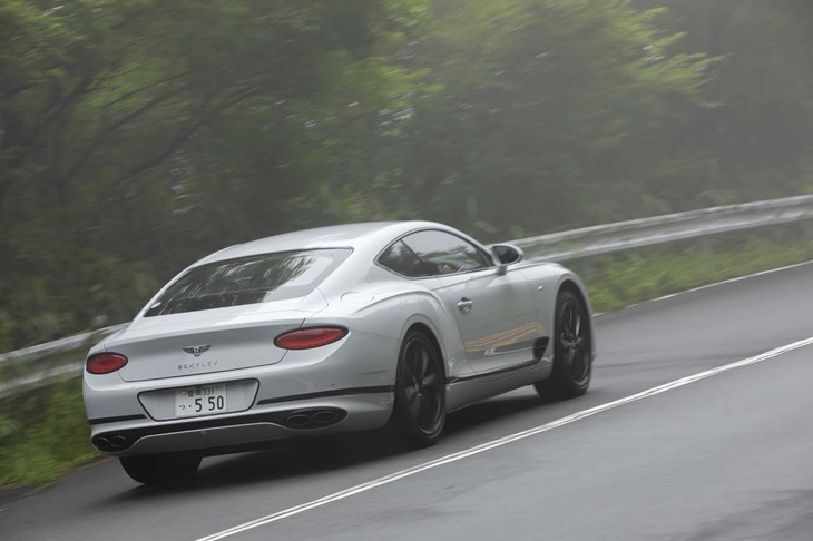 4WDの「コンチネンタルGT」だが、通常時はほぼ後輪駆動に近いトルク配分となる。必要に応じて最大38％のトルクが前輪に配分される。