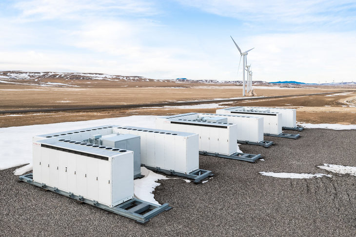 増資で得た資金をもとに、次々に新事業を展開するテスラ。自動車に加え、バッテリー生産、ソーラー発電や大型蓄電設備といったエネルギー事業、そしてAIと、さまざまな分野に手を伸ばしている。写真は大型蓄電システム「メガパック」で、すでに日本でも茨城県つくば市で稼働している。