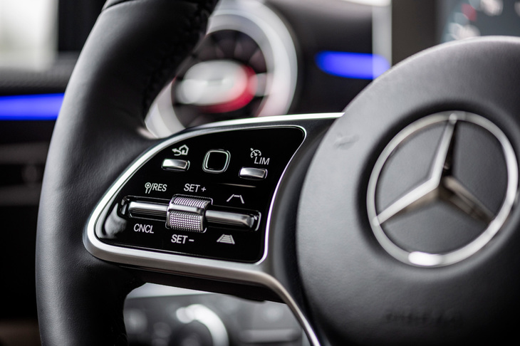 ステアリングホイールに備わる、操舵支援機構付きアクティブクルーズコントロールの操作スイッチ。充実した運転支援システムも、新型「Aクラス」の特徴として挙げられる。