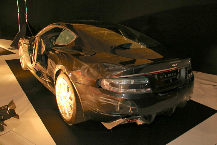 同じく、特別展「自動車と映画」の「探偵・刑事物」の部から。『007 慰めの報酬 』（2008年）に登場した「アストンマーティンDBS」。 アストンマーティン所蔵のもの。