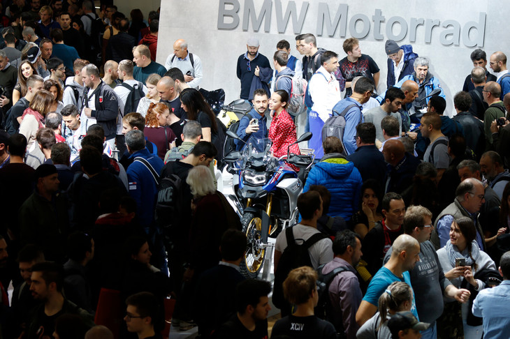 日本のショーと同じく、EICMA会場でも各メーカーのコンパニオンは大人気。観客もコンパニオンもフレンドリーで、気さくに写真撮影に応じてくれる。