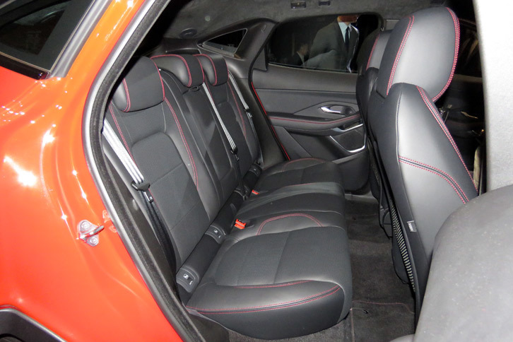 ジャガーEペース ファーストエディション2.0L P250（リアシート）
